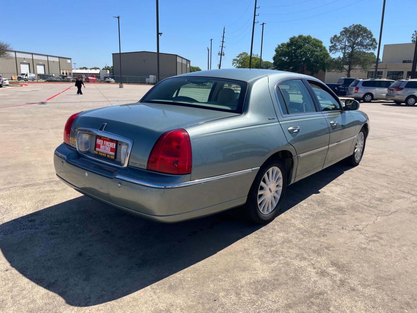 2004 green /TAN Lincoln Town Car Signature (1LNHM81W84Y) with an 4.6L V8 SOHC 16V engine, 4-Speed Automatic Overdrive transmission, located at 14700 Tomball Parkway 249, Houston, TX, 77086, (281) 444-2200, 29.928619, -95.504074 - Photo#6